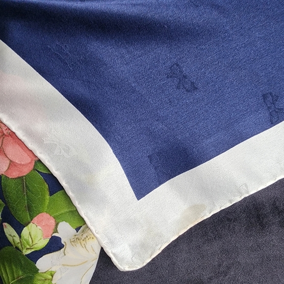 Authentic Chanel scarf - Picture 8 of 8